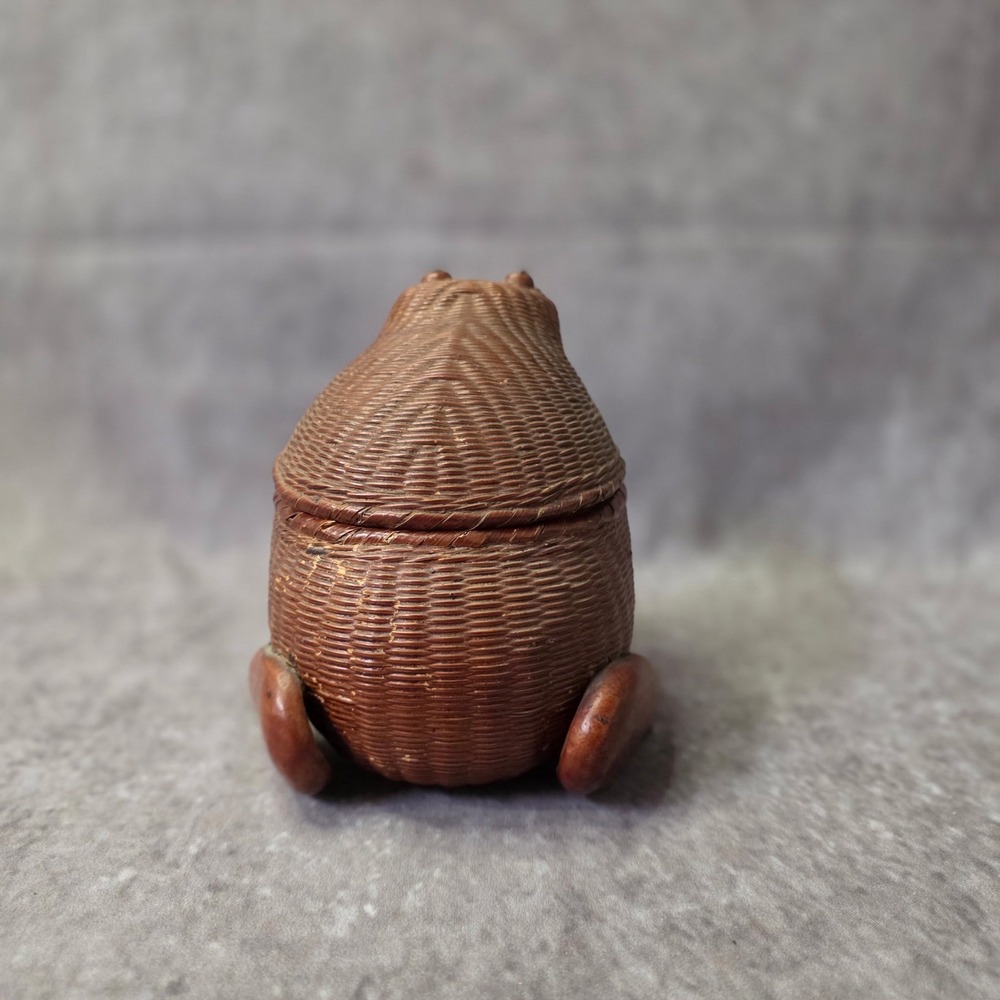 Vintage Frog Basket Wicker Rattan Lidded Storage Plastic Eyes - Picture 4 of 8